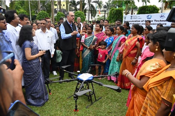 Kolkata drone Image Secrectary Talking to fishermen