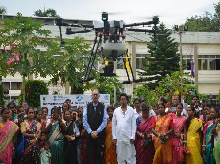 Kolkata drone Image Secrectary Talking to fishermen